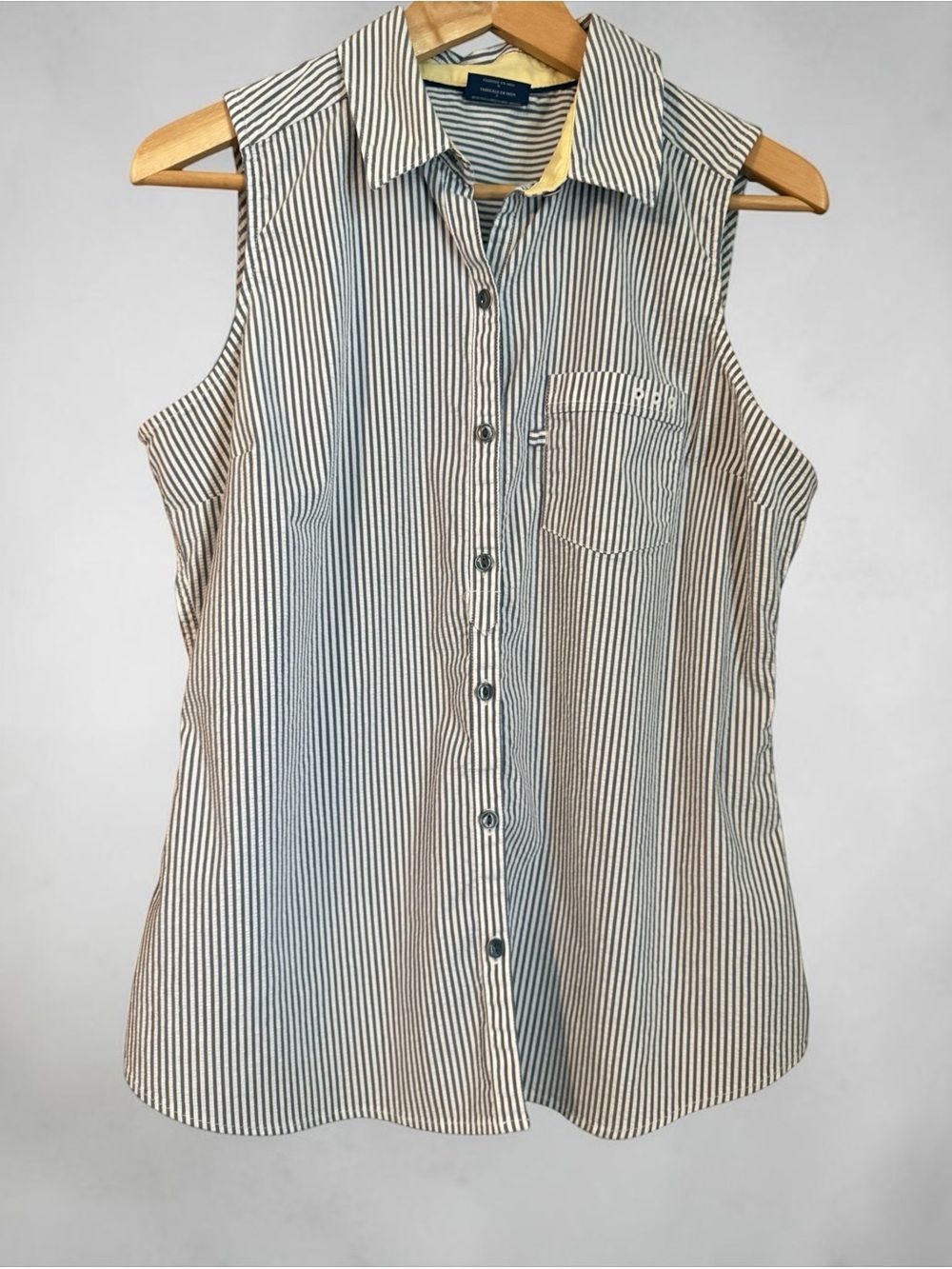 Columbia PFG Women’s Seersucker Button-Down Gray Striped Shirt NWOT - Picture 2 of 11